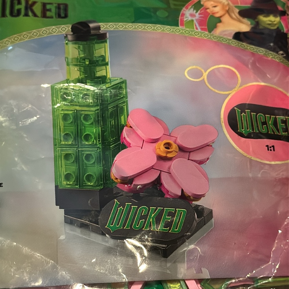 Unique AMC Movie Theater set of Lego from Wicked opening day! New in package! - Picture 4 of 5